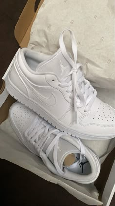 Nike Jordan Air 1 Low White, Jordans Shoes White, Nike 1 Low, Nike Low Jordan, Jordan 1 Low White Outfit, Jordan 1 White Outfit, White Nike Jordan Shoes, Jordan White Shoes, Low Jordan 1 Outfit