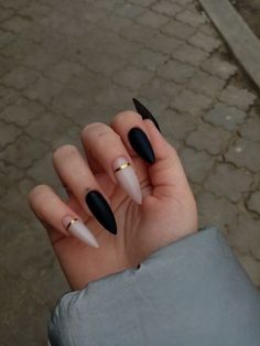 Black Elegant Nails Almond, White Stilleto Nails Designs, Pointed Nails Design, Nails Art Designs, Art Designs Ideas, Black Acrylic Nails, Punk Nails, Subtle Nails