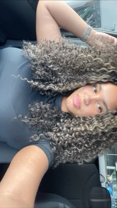 Curly Hair Highlights, Curly Highlights, Dyed Curly Hair, Highlights Curly Hair, Brown Curls, Black Hair With Highlights, Cute Curly Hairstyles, Dyed Hair Inspiration, Colored Curly Hair