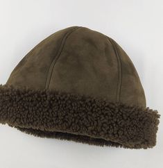 We present you our beanie proposal. Handmade with natural sheepskin, a hat that should be trusted for outdoors activities in the winter. A very practical hat that will make your winter moments more bearable in every way. This Beanie style sheepskin hat is made with 2-sided sheepskin (shearling sheepskin or double face sheepskin). The exterior side has a durable olive brown suede finish and the interior side is soft curly sheepskin wool. Shearling sheepskin is concidered to be one of natures warm Sheepskin Hat, Outdoors Activities, Beanie Style, Quality Hats, Star Top, Skull Cap Beanie, Winter Hat, Double Face, Skull Cap