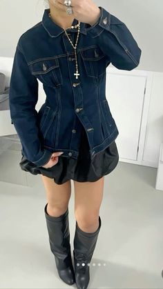 Fitted Jean Jacket Outfits, Fitted Denim Jacket Outfit, Denim And Black Outfits, Denim Outfit Winter, Denim Jacket Outfit Women, Denim Outfit Fall, Denim Jacket Dress, Outfit Denim, Fitted Denim Jacket