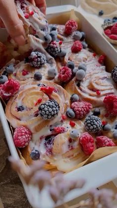 Berry Rolls, Frozen Raspberries, Cinnamon Cake, Milk Cake, Sweet Dishes Recipes, Sweet Rolls, Easy Baking Recipes Desserts, Sweet Snacks Recipes, Food Recepie