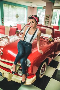 Stile Pin Up, Rockabilly Mode, Pinup Photoshoot, Rockabilly Looks, Cars Photography, Pin Up Vintage, Pin Up Photos