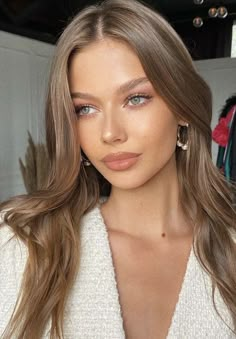 Tinte de cabello para morena clara Brown Hair Inspo, Dirty Blonde Hair, Dark Blonde Hair, Blonde Hair Inspiration, Light Hair Color, Hair Inspiration Color, Bridal Hair And Makeup, Hair Inspo Color