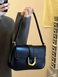 Everyday Bags For Women Designer, Medium Sized Purses, Black Handbag Aesthetic, Classic Bags Timeless, Small Bags Aesthetic, Black Shoulder Bag Outfit, Black Purse Aesthetic, Hand Bag Aesthetic, 2024 Bags