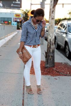 45 Extra-Classy Work Outfits to Wear this Spring 2017 How To Wear White Jeans, White Skinnies, Boston Fashion, White Jeans Outfit, Gingham Shirt, Outfit Jeans, True Religion Jeans, White Pants, Outfits Casuales