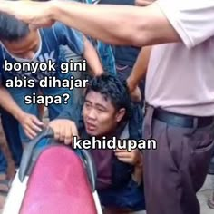 a group of people standing around a man with a surfboard in his hand and the caption says, bonyok gin abis dihaar slapa???