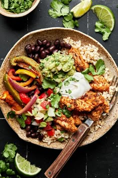 These fajita burrito bowls are ideal for meal prepping!! Taking cues from Chipotle’s burrito bowl, we like to pile everything up high making for one delicious prep ahead meal! Food Prep Aesthetic, Chicken Fajita Burrito, Healthy Lunch Bowls, Power Meals, Enchilada Bowl, Fajita Burrito, Burrito Bowl Meal Prep, Healthy Burrito Bowl, Mexican Bowl