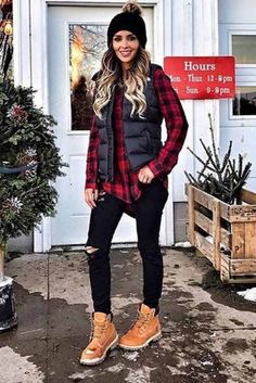 Outfits with Snow Boots: The Key Styles to Invest in This Winter ★ Snow Boots Outfit, Wander Outfit, Winter Boots Outfits, Winter Dress Outfits, Traje Casual, Mode Casual, Christmas Outfits, Granola Girl, Casual Winter Outfits