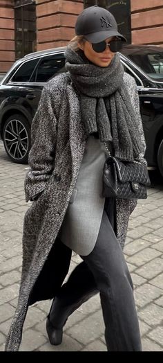 Wool Blazer Outfit Women, Grey Hat Outfit, Aw Outfits, Grey Outfits, Street Style 2023, Closet Aesthetic, Blazer Outfits For Women, Best Casual Outfits, Coat Street Style