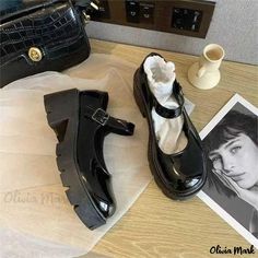 Olivia Mark - Round-Toe Uniform Black Mary Jane Shoes with Thick Sole and Buckle Detail Black Mary Jane Shoes, Low Heel Pumps, Pointed Heels, Jane Shoes, Mary Jane Shoes, British Style, Olivia Mark, Chunky Heels, Low Heels