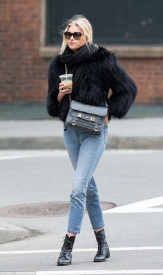 Mode Tips, Walking Down The Street, Blazer Outfit, Elsa Hosk, Lv Bags, Winter Trends, Mode Inspo, Casual Winter Outfits, 가을 패션