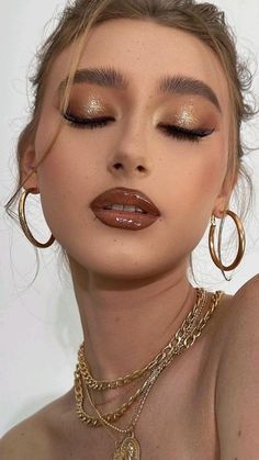 Leo Makeup Looks, Leo Rising Aesthetic Makeup, Taurus Venus Makeup, Leo Venus Makeup, Make Up Glam Look, Saggitarius Rising Makeup, Golden Dress Makeup Look, Makeup For Golden Dress, Taurus Rising Makeup