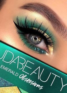 Eyeliner Verde, Verde Jade, Chic Makeup, Green Makeup, Green Eyeshadow, Makeup Hacks, Holiday Makeup, Christmas Makeup, Makeup For Green Eyes