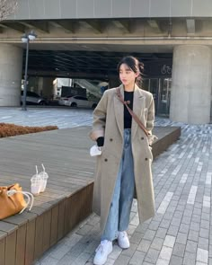 Long Gray Trench Coat Outfit, March Korean Outfit, Winter Korean Fits, Korean Winter Dress Outfit, Japan Street Style Winter, Winter Outfits For Japan, Japan Outfit Ideas Fall, Winter Fits Korean, Japan Outfit Ideas Winter