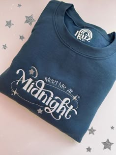 Embroidered Clothes Ideas, Sweatshirts Ideas, 1990 Style, Meet Me At Midnight, Taylor Swift Concert, Embroidered Crewneck, Embroidered Clothes, At Midnight