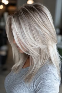 Blond Hair For Winter, Short Vanilla Blonde Hair, Light Blonde Winter Hair, Silver Highlights On Blonde Hair, Icy Winter Blonde, Blonde Hair Winter 2022, Winter Blonde Highlights, Blonde Hair For Winter, Shoulder Length Blonde Hair Balayage