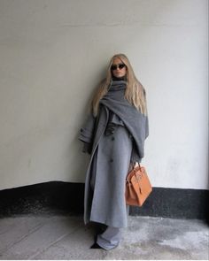 Layering Street Style, London Outfit, Effortless Outfit, Smart Outfit, Winter Mode, Paris Outfits, Grey Outfit, Grey Coat, Street Style Winter