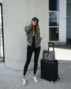 20.7 mil curtidas, 166 comentários - JULIE SARIÑANA (@sincerelyjules) no Instagram: “NYC, I'm here! / Girl bomber jacket @shop_sincerelyjules shopsincerelyjules.com” Gray Fedora Hat Outfit, Nz Outfits, Airport Style Winter, Casual Airport Outfit, Casual Travel Outfit, Airplane Outfits, Fashion Travel Outfit, Look Legging, Sneaker Outfits