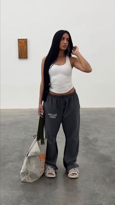 Discover top sweatpants outfits on Pinterest! Explore over 20 trendy styles that blend comfort with cool in our latest blog post. Sweat Pants Outfit Baddie, Cool Sweatpants, Sweatpants Outfit Ideas, Cozy Sweatpants, Baggy Sweatpants, Skandinavian Fashion, Sweatpants Outfit, Scandinavian Fashion