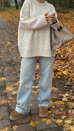 White Wool Cardigan Outfit, Tennessee Fall Outfits, Platform Ugg Outfits, Ballerina Style Outfit, Fall Trousers Outfit, Fancy Fall Outfits, Colder Weather Outfits, Vinter Mode Outfits, Ugg Platform