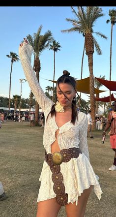 Glastonbury Outfits, Country Music Outfits, Mode Coachella, Glastonbury Fashion, Rave Outfits Women, Bad Bunny Concert, Outfits Coachella, Electric Picnic, Cochella Outfits