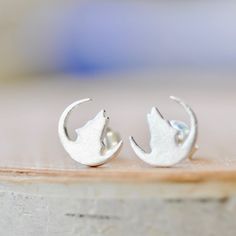 Howling Wolf and Moon Stud Earrings These earrings are simple and perfect for the wolf lovers. They are beautifully finished in a sandblasted matte that makes them look shimmery! Matching Necklace is also available, sold separately Wolf measures 10mm in diameter Made from solid Sterling Silver 925 Earrings are stamped JJ 925 - Jamber Jewels For the matching Wolf Necklace, please click here: https://www.etsy.com/listing/566314636/wolf-necklace-in-sterling-silver-howling?ref=shop_home_active_1 Thi Wolf Earrings, Wolf And Moon, How To Clean Gold, Moon Stud Earrings, Wolf Ring, Clean Gold Jewelry, Wolf Necklace, Wolf Jewelry, Howling Wolf