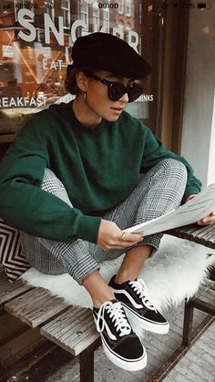 Checked Sweater Outfit, Trouser With Tennis Shoes, Work Outing Outfit Casual, City Style Aesthetic, Sweatshirt And Dress Pants, Grunge Classy Outfits, Checked Pants Women Outfit, Vans Shoes Outfit Women Style, Check Pants Women