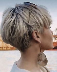 Longer Front Shorter Back Hair, Choppy Shaggy Hair, Short Ladies Hairstyles, Pretty Short Hair, Short Silver Hair, Short Shag Hairstyles