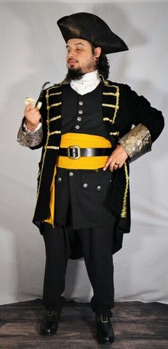 a man dressed in an old fashioned pirate costume