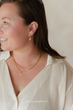 Get ready to fall in love with our stunning collection of layered gold chains! Explore our favorites and learn how to style them for any season or occasion🎁✨ Delicate Gold Jewelry, Initial S, Permanent Jewelry, Handmade Gold Jewellery, Necklaces Gold, Bracelets Gold, Gold Bracelets