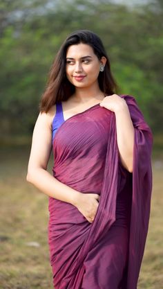 Models Maroon Indian Outfit, Casual Saree Look, Indian Fashion Casual, Magenta Saree, Indian Wedding Sarees, Plain Saree, Tissue Saree, Indian Saree Blouses Designs, B Fashion