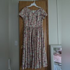 100% Cotton, Made In Great Britain. Zipper Closure On Back, Has Pockets!! Laura Ashley Dresses, Cottagecore Summer, Vintage Laura Ashley, Laura Ashley Dress, Summer Tea, Floral Cottagecore, Dresses Vintage, Laura Ashley, Tea Dress