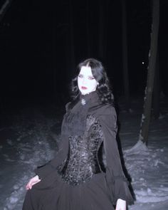 Victorian Gothic Outfit, Victorian Photoshoot, Vampire Outfits, Medieval Goth, Gothic Subculture, Goth Outfit Ideas, Victorian Vampire, Vampire Clothes, Goth Subculture