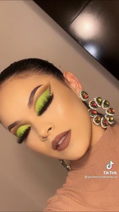 Bright Makeup Looks Eyeshadows, Fem Makeup, Makeup Verde, Doll Face Makeup, Pastel Makeup, Yellow Makeup, Best Makeup Tutorials, Essence Makeup, 90s Makeup