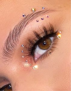 EUPHORIA MAKEUP LOOKS AND INSPO | RHINESTONE MAKEUP Make Up With Gems, Euphoria Inspired Makeup, Coachella Makeup, Euphoria Makeup, Rave Makeup