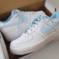 Dare to stand out in the Baby Blue Smooth Custom Air Force 1. Slip in and fly high with the smooth baby-blue texture and stylish details. Conquer the streets with boldness and be the envy of the crowd! 🔥 Exactly as shown in the pictures. 📷 Brand New & Authentic. 💯 Hand Painted with attention to detail. 👨‍🎨 Waterproof and Flexible. ❤️ Unisex model. Please refer to the Size Chart. 👟👫 Free Worldwide Shipping. ✈️🌍 Badass Girl, Nike Shoes Women Fashion, Nike Fashion Shoes, Preppy Shoes, Pretty Shoes Sneakers, All Nike Shoes, Custom Air Force 1, Air Force One, Cute Nike Shoes