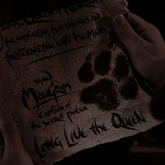 a person holding up a piece of paper with writing on it that says, love like the queen