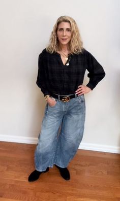 The Best Barrel Jeans for Women Over 50 and How to Style Them - fountainof30.com Olive Jeans Outfit, Olive Jeans, Metallic Jeans, Curve Jeans, Jean Trends, Loose Tops, Jean Outfits, Leg Jeans, Jeans Style