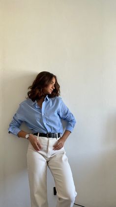 Blue Shirt Old Money Outfit, Blue Shirt White Pants Outfit Woman, Old Money Blue Shirt, Blue And White Shirt Outfit, Outfit Dia, Dark Blue Jeans Outfit, Office Photoshoot, Pose Man, Jean Shirt Outfits