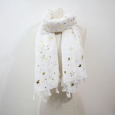 Écharpes pour femmes écharpes étoiles légères en feuille d'or pour le printemps printemps automne hiver châle Wrap écharpe couleur or blanc Cette écharpe douce est un excellent complément à votre garde-robe actuelle. Il peut être porté autour du cou avec votre tenue préférée ou simplement utiliser une couverture de plage. Cadeau idéal pour les amateurs d'écharpe aussi ! Détail de l'article : 100% viscose douce. Longueur de l'écharpe : 75 pouces Largeur du foulard : 30 pouces Comment laver: Lavag Winter Shawl, My Sewing Room, Shawl Wrap, Sewing Room, Spring And Fall, Gold Foil, Womens Scarves, Scarf Wrap, Scarf Accessory