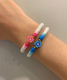 Clay Bead Bracelet Ideas Flower Charm, Cute Handmade Bracelets Beads, Clay Bead Phone Charm Ideas Summer, Clay Bead Flower Bracelet, Clay Bead Bracelet Ideas Flower, Trendy Bracelets 2023, Flower Clay Bead Bracelet, Clay Bead Bracelet Ideas Spring, Pearl Clay Bead Bracelet