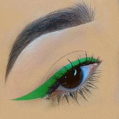 Chiflada | Reina Rebelde Eyeliner Collection, Pink Eye Makeup Looks, Green Eyeliner, 2022 Aesthetic, Pink Eye Makeup, Eyeliner Styles, Cat Eye Makeup, Easy Makeup Tutorial, Green Makeup