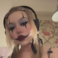 Female Juggalo Makeup, Porcelain Clown Makeup, Goth Clown Aesthetic, Clown Makeup No White Base, Interesting Makeup Ideas, Cute Simple Clown Makeup, Unique Clown Makeup, Grunge Clown Makeup, Juggalo Makeup Faces