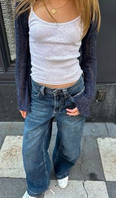 Baggy Jeans Cardigan Outfit, School Outfits Fall Aesthetic, How To Change Style, Boston Clogs Outfit Women, Basic Cool Outfits, Long Black Shirt Outfit, Tank Top And Cardigan Outfits, Sweater Zip Up Outfit, Baggy Dark Blue Jeans Outfit