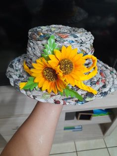 Sombrero reciclado con periódicos, pegamento,tijera.

Extra para decorar papel trenzado amarillo y 2 girasoles Kentucky Derby Party Decorations, Minnie Mouse Decorations, Trash Fashion, Recycled Accessories, Recycled Plastic Bags, Recycled Dress, Paper Dress