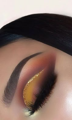 Eyeshadow With Glitter, Eye Makeup Trends, Yellow Eye Makeup, Maquillage Yeux Cut Crease, Eye Makeup Images, Eye Makeup Styles, Best Eye Makeup, Makeup Idea