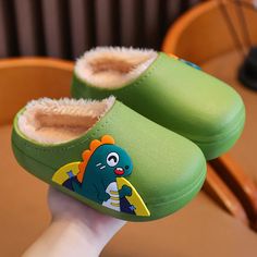 ¡Momentos acogedores de invierno con pantuflas de dibujos animados para niños y padres!

 Entra en un mundo de calidez y comodidad con nuestras pantuflas de invierno Cartoon, las compañeras perfectas tanto para niños como para padres. Elaboradas con cuidado, estas pantuflas ofrecen una deliciosa combinación de calidez, características impermeables y diseño antideslizante para que los días de invierno sean agradables para toda la familia.





 Material de la suela: PVC, que proporciona durabilidad y un agarre seguro.



 Material superior: PVC, que garantiza una protección impermeable.



 Temporada: Invierno, manteniendo cómodos los pies de los pequeños y de los padres.



 Forma del talón: Tacones planos para una zancada cómoda y estable



 Tipo de patrón: estampados de animales Anna Karina, Winter Slippers, Cartoon Dinosaur, Warm Slippers, House Shoes, Clothing Size Chart, Womens Clothing Sizes, Toddler Shoes, Mini Fashion