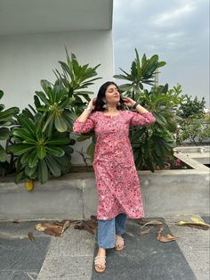 Casual long kurta outfit inspo Kurta Designs Women With Jeans, Kurta Designs Women Casual With Jeans, Jeans Kurta Outfit, Jeans And Kurta Outfit, Kurta Jeans Outfit, Kurta Jeans Outfit Women, Kurti Jeans Outfit, Kurta With Jeans Outfit