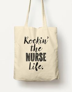 a tote bag with the words rockin'the nurse life printed on it